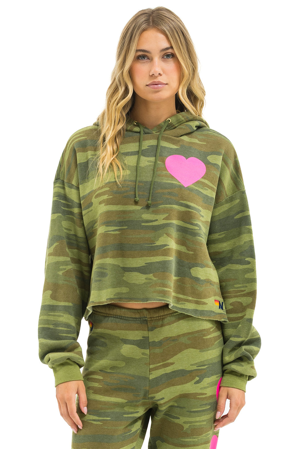 HEART RELAXED CROPPED PULLOVER HOODIE - CAMO // NEON PINK