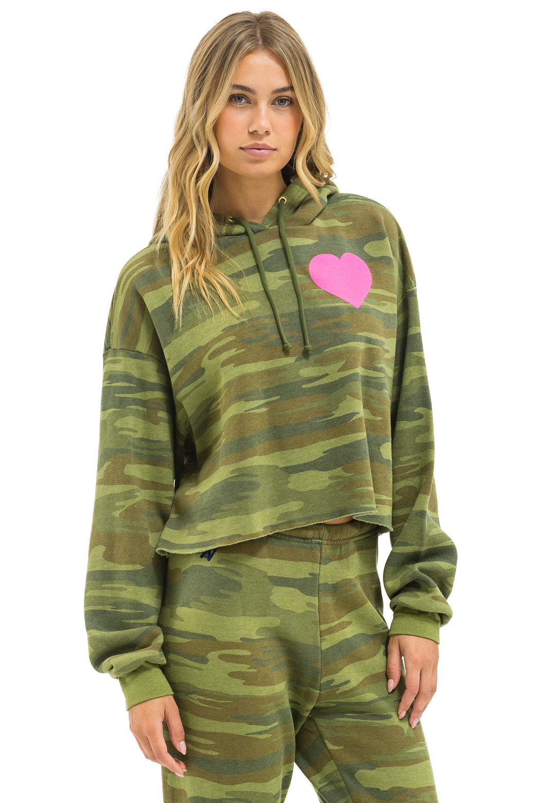 HEART RELAXED CROPPED PULLOVER HOODIE - CAMO // NEON PINK